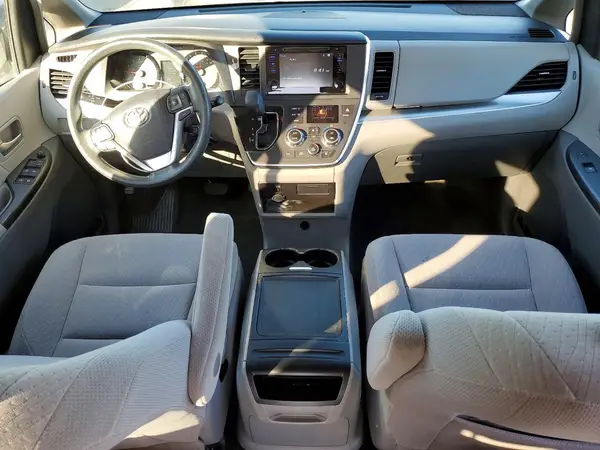 5TDKZ3DC0HS814050 2017 TOYOTA SIENNA - Image 8