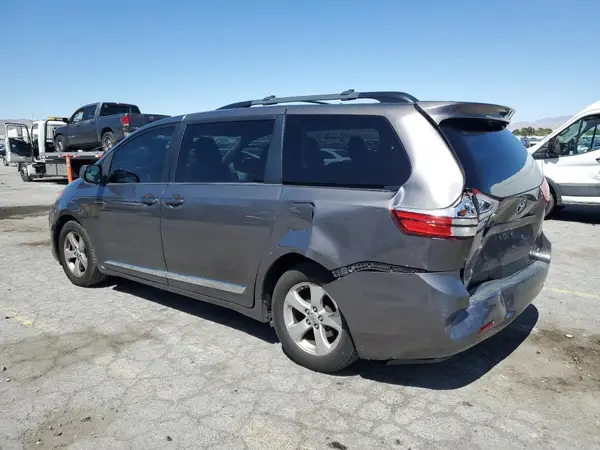 5TDKZ3DC0HS815828 2017 TOYOTA SIENNA - Image 2