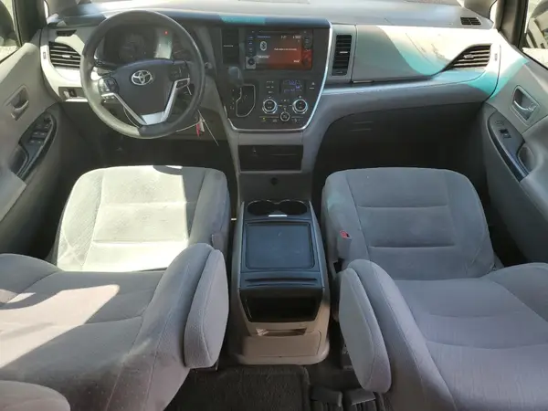 5TDKZ3DC0HS815828 2017 TOYOTA SIENNA - Image 8