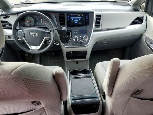 5TDKZ3DC0HS815859 2017 TOYOTA SIENNA - Image 8