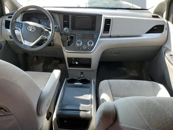 5TDKZ3DC0HS817725 2017 TOYOTA SIENNA - Image 8