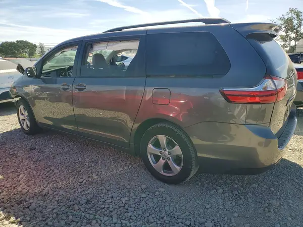 5TDKZ3DC0HS819118 2017 TOYOTA SIENNA - Image 2