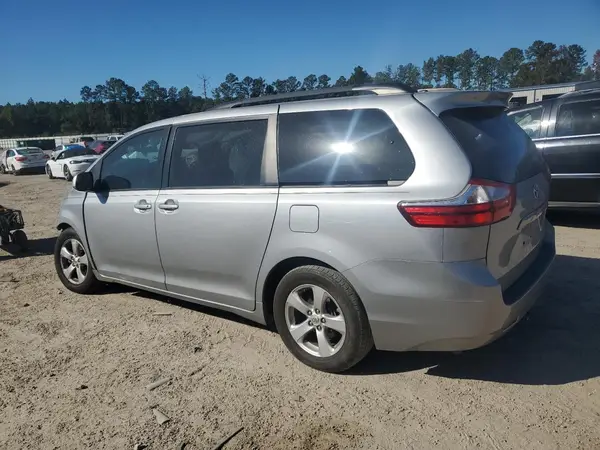 5TDKZ3DC0HS820298 2017 TOYOTA SIENNA - Image 2