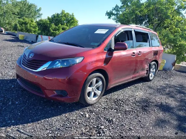 5TDKZ3DC0HS822665 2017 TOYOTA SIENNA - Image 2