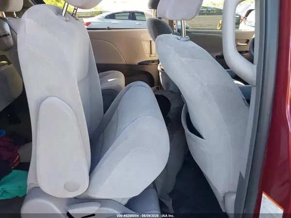5TDKZ3DC0HS822665 2017 TOYOTA SIENNA - Image 8