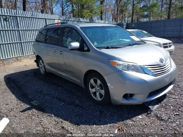 5TDKZ3DC0HS823184 2017 TOYOTA SIENNA - Image 1
