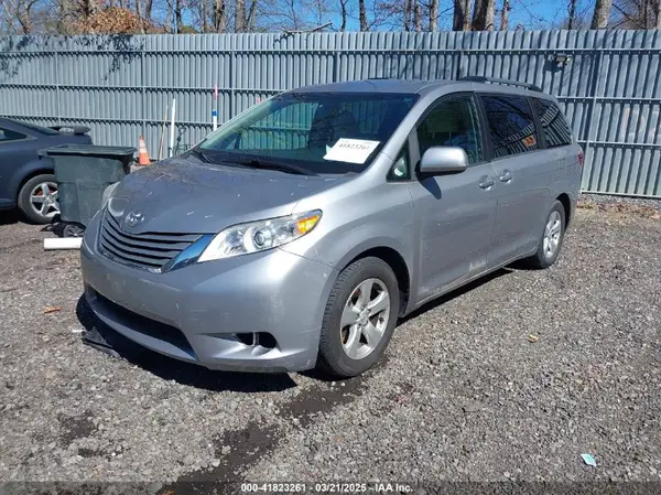 5TDKZ3DC0HS823184 2017 TOYOTA SIENNA - Image 2