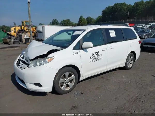 5TDKZ3DC0HS824030 2017 TOYOTA SIENNA - Image 2