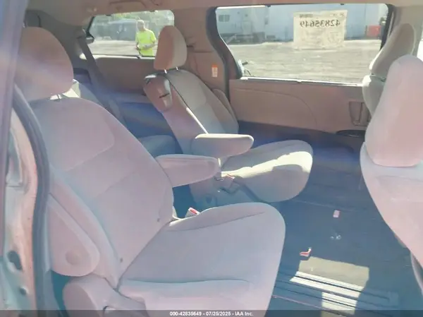 5TDKZ3DC0HS824030 2017 TOYOTA SIENNA - Image 8
