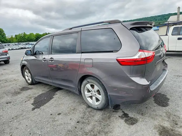 5TDKZ3DC0HS825405 2017 TOYOTA SIENNA - Image 2