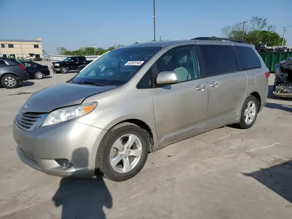 5TDKZ3DC0HS827221 2017 TOYOTA SIENNA - Image 1