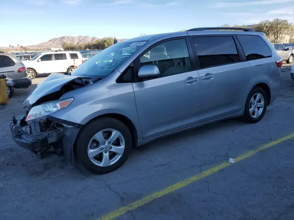 5TDKZ3DC0HS827350 2017 TOYOTA SIENNA - Image 1