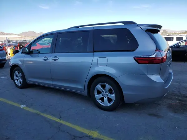 5TDKZ3DC0HS827350 2017 TOYOTA SIENNA - Image 2