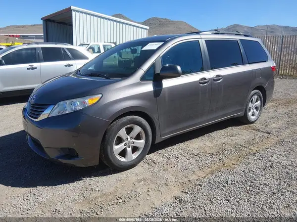 5TDKZ3DC0HS827848 2017 TOYOTA SIENNA - Image 2