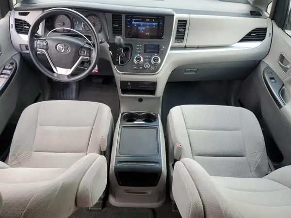 5TDKZ3DC0HS830068 2017 TOYOTA SIENNA - Image 8