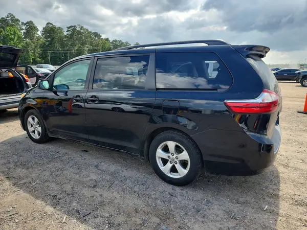5TDKZ3DC0HS835917 2017 TOYOTA SIENNA - Image 2
