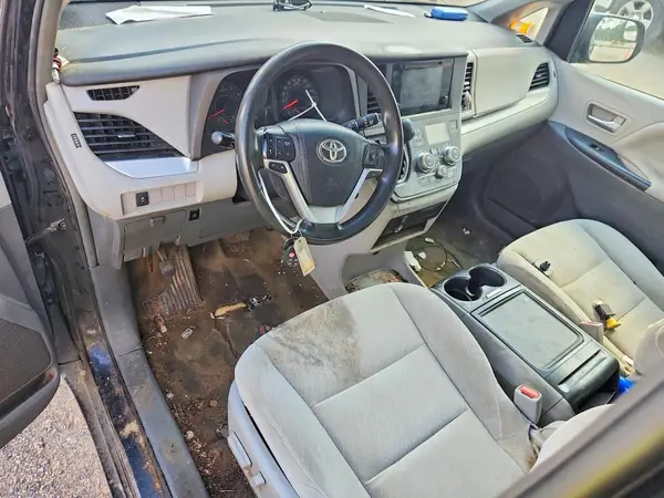 5TDKZ3DC0HS835917 2017 TOYOTA SIENNA - Image 8