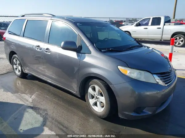 5TDKZ3DC0HS837408 2017 TOYOTA SIENNA - Image 1