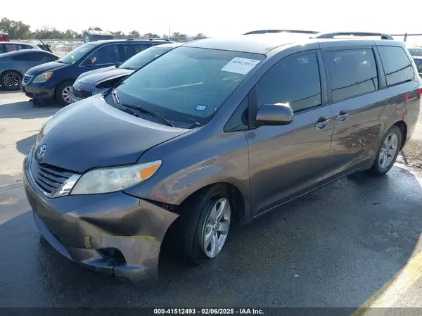 5TDKZ3DC0HS837408 2017 TOYOTA SIENNA - Image 2