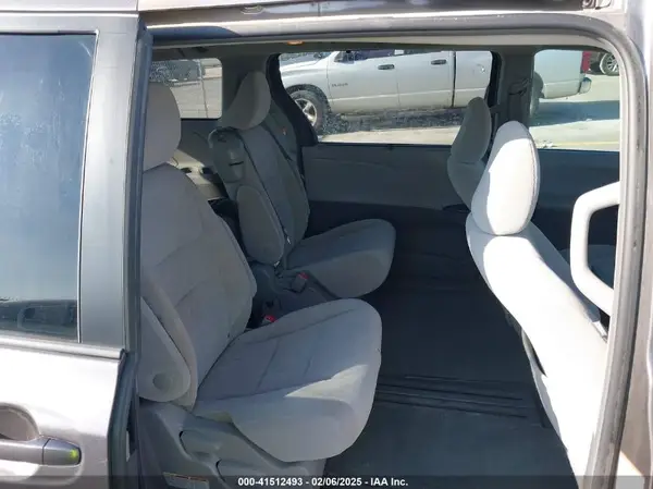 5TDKZ3DC0HS837408 2017 TOYOTA SIENNA - Image 8