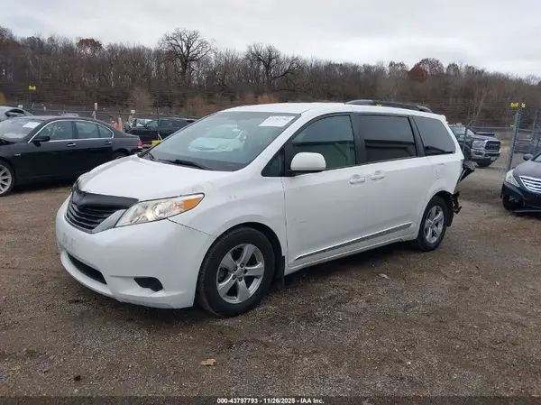 5TDKZ3DC0HS841524 2017 TOYOTA SIENNA - Image 2