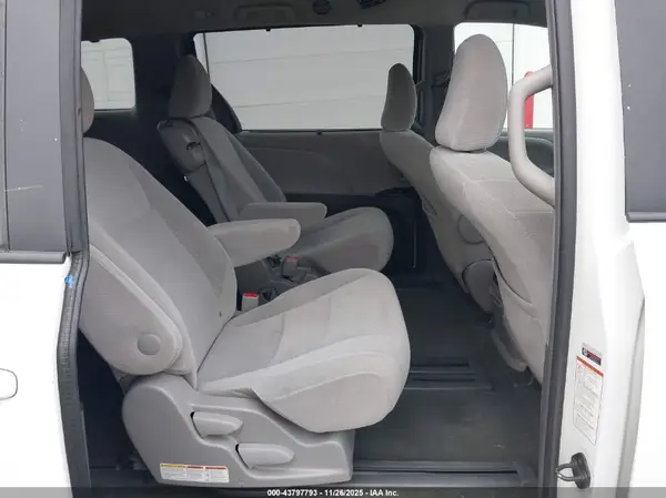 5TDKZ3DC0HS841524 2017 TOYOTA SIENNA - Image 8