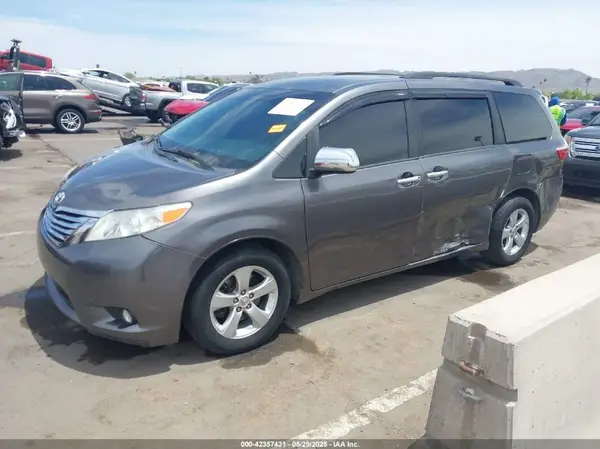 5TDKZ3DC0HS842138 2017 TOYOTA SIENNA - Image 2