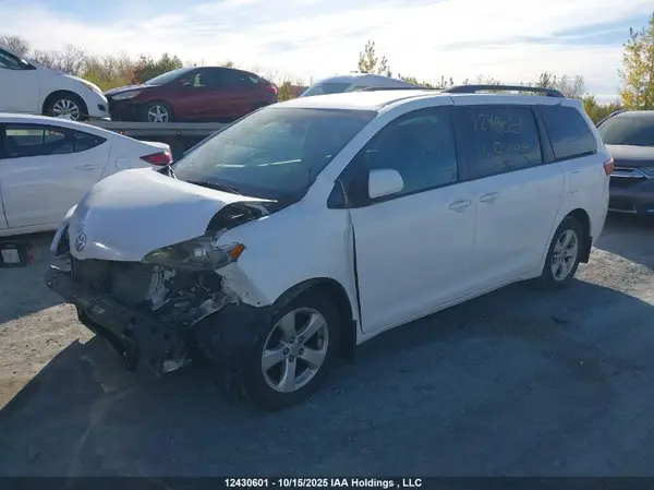 5TDKZ3DC0HS842978 2017 TOYOTA SIENNA - Image 2