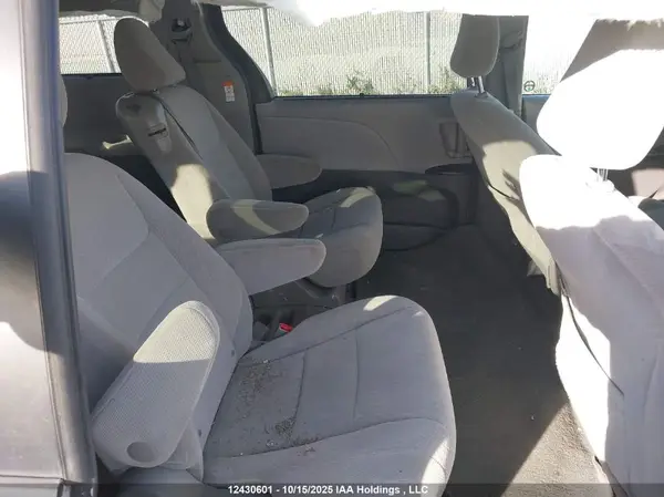 5TDKZ3DC0HS842978 2017 TOYOTA SIENNA - Image 8