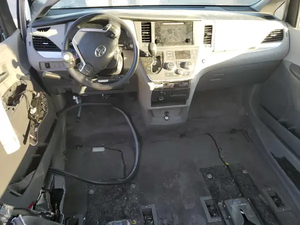 5TDKZ3DC0HS843645 2017 TOYOTA SIENNA - Image 8