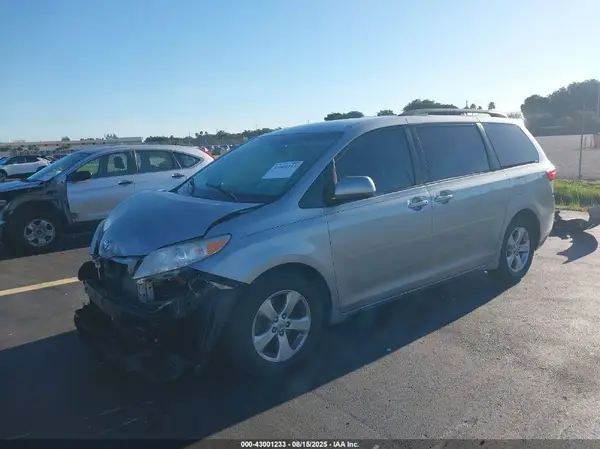 5TDKZ3DC0HS843709 2017 TOYOTA SIENNA - Image 2