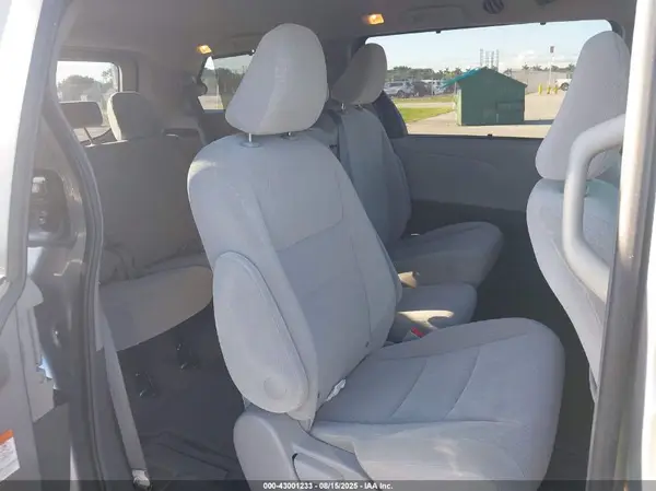5TDKZ3DC0HS843709 2017 TOYOTA SIENNA - Image 8