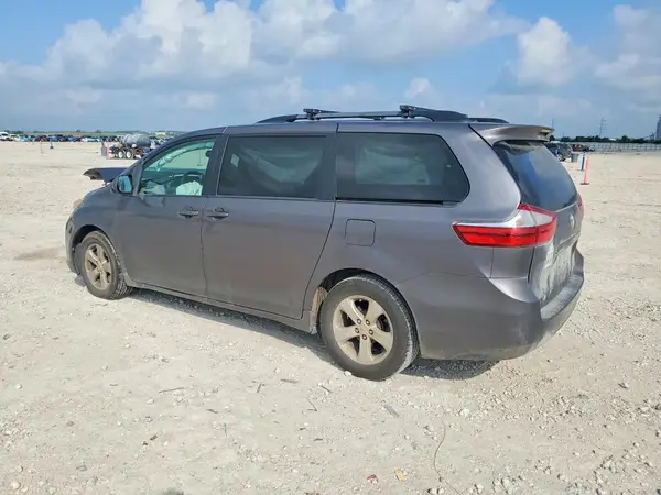 5TDKZ3DC0HS843905 2017 TOYOTA SIENNA - Image 2