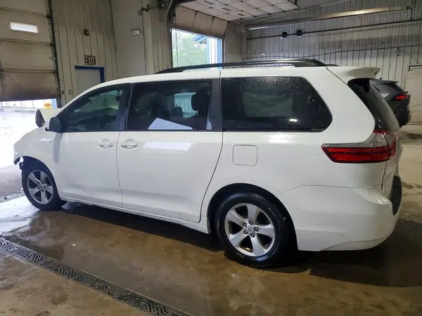 5TDKZ3DC0HS845329 2017 TOYOTA SIENNA - Image 2