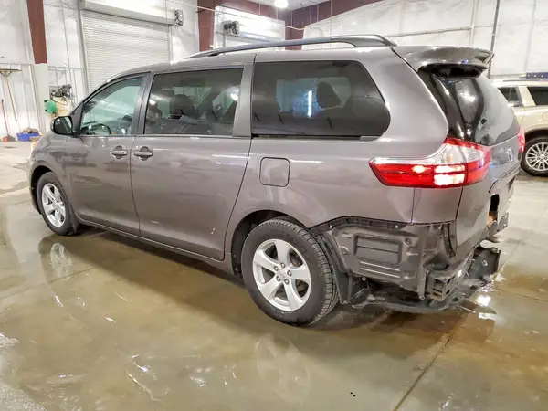 5TDKZ3DC0HS847338 2017 TOYOTA SIENNA - Image 2