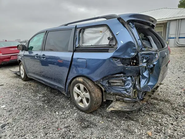 5TDKZ3DC0HS848697 2017 TOYOTA SIENNA - Image 2