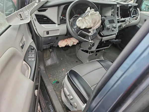 5TDKZ3DC0HS848697 2017 TOYOTA SIENNA - Image 8