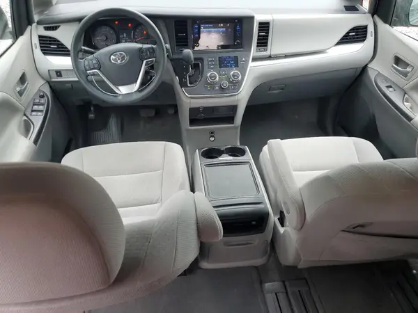 5TDKZ3DC0HS850482 2017 TOYOTA SIENNA - Image 8