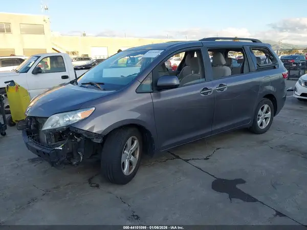 5TDKZ3DC0HS852457 2017 TOYOTA SIENNA - Image 2
