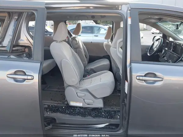 5TDKZ3DC0HS852457 2017 TOYOTA SIENNA - Image 8