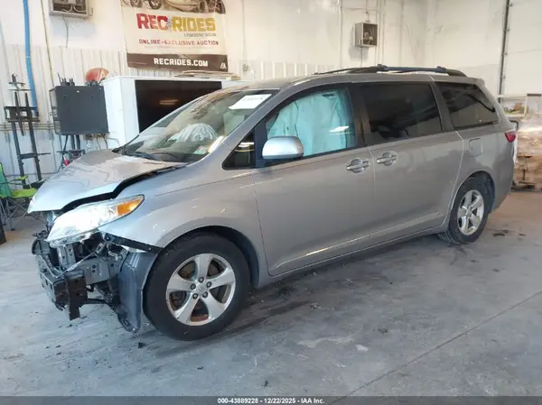 5TDKZ3DC0HS856427 2017 TOYOTA SIENNA - Image 2