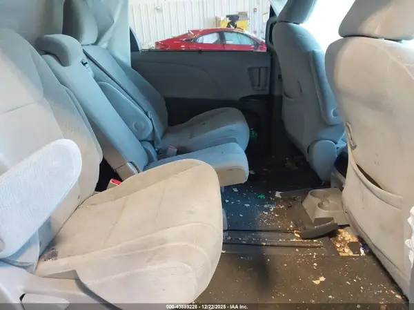 5TDKZ3DC0HS856427 2017 TOYOTA SIENNA - Image 8