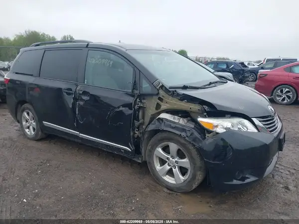 5TDKZ3DC0HS856654 2017 TOYOTA SIENNA - Image 1