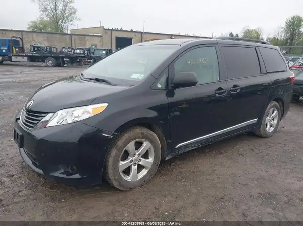 5TDKZ3DC0HS856654 2017 TOYOTA SIENNA - Image 2