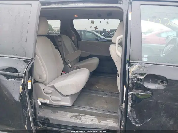 5TDKZ3DC0HS856654 2017 TOYOTA SIENNA - Image 8