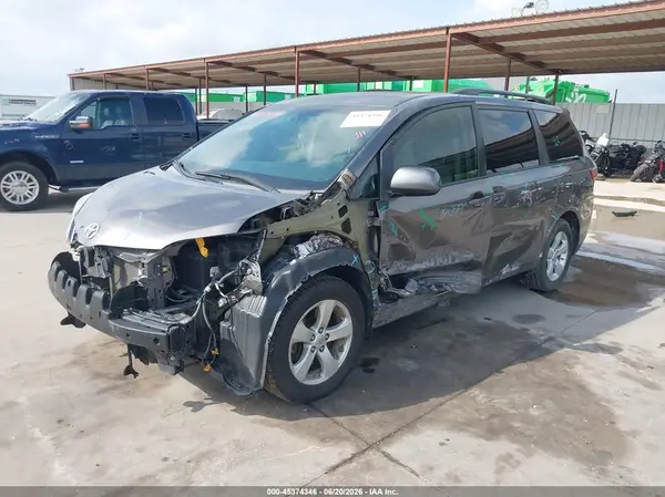 5TDKZ3DC0HS856735 2017 TOYOTA SIENNA - Image 2