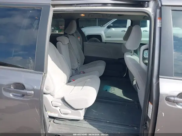 5TDKZ3DC0HS856735 2017 TOYOTA SIENNA - Image 8
