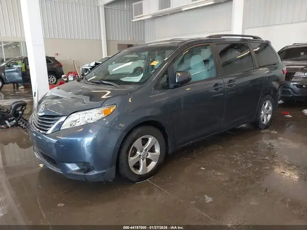 5TDKZ3DC0HS857898 2017 TOYOTA SIENNA - Image 2