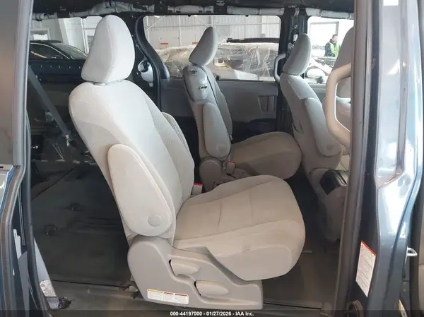 5TDKZ3DC0HS857898 2017 TOYOTA SIENNA - Image 8