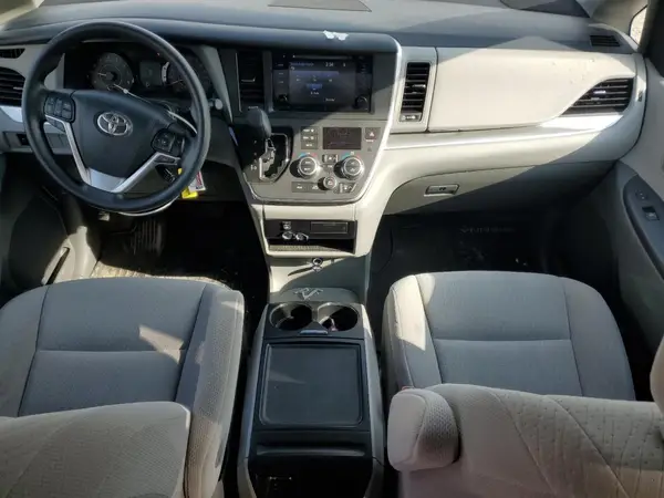 5TDKZ3DC0HS861126 2017 TOYOTA SIENNA - Image 8